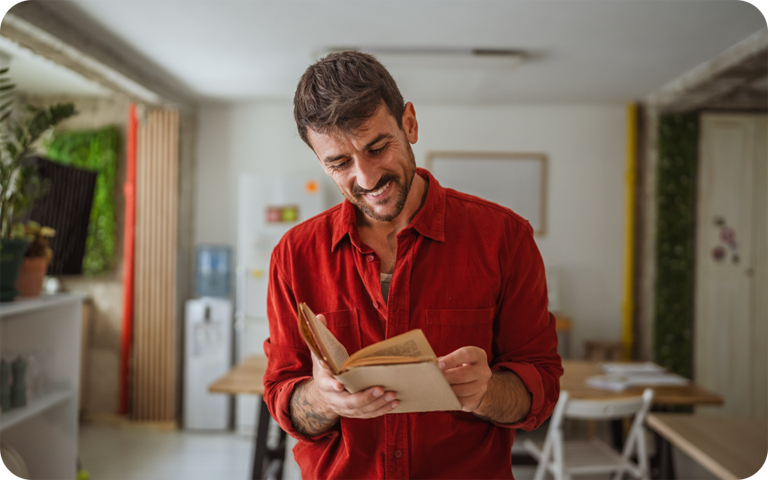Een man die een LG-boek leest